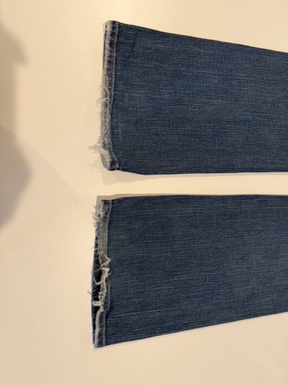 Guess brand jeans with western style rivet detailing - Picture 12 of 12
